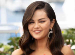 Pogledajte joj ruku: Selena Gomez je mislila da će skrenuti pažnju eksplozivnom haljinom, ali fanovi su gledali u samo jedan detalj