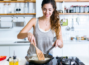 Uklonite miris luka iz kuće: Stavite malo ovog začina dok dinstate i neće se širiti po svim prostorijama