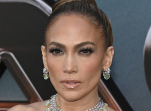 Džej Lo u najtraženijem kupaćem ovog leta: Zategnuta kao praćka, nećete moći da skinete pogled s njenih grudi