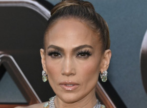 Bela košulja koju morate da imate: Dženifer Lopez je izgledala sjajno u njoj, a ovaj detalj je upotpunio njen autfit