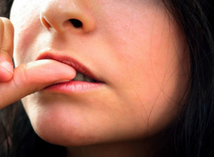 Život da vam se smuči: Grickanje noktiju može da izazove ovih 7 zdravstvenih problema, odviknite se što pre