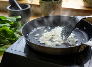 Ovako to rade profesionalni kuvari: Dodajte tajni sastojak prilikom prženja luka i vaša hrana će biti sto puta ukusnija