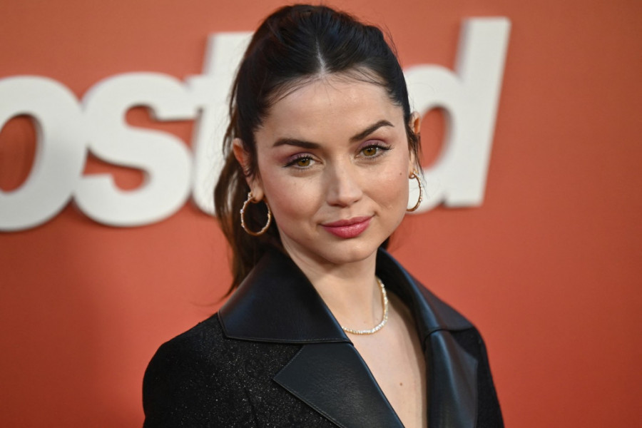 Savršen crni komplet: Glumica Ana de Armas očarala svojom lepotom na događaju čuvenog brenda, ovaj momenat usijao mreže!