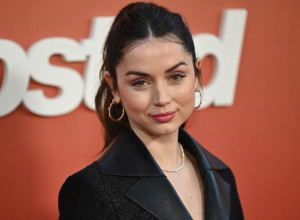 Savršen crni komplet: Glumica Ana de Armas očarala svojom lepotom na događaju čuvenog brenda, ovaj momenat usijao mreže!