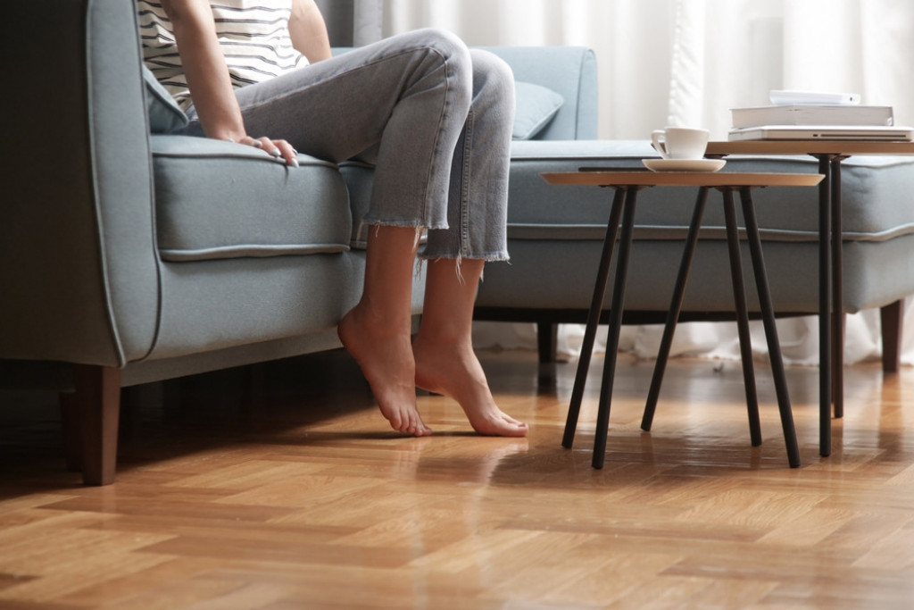Kako vratiti sjaj parketu: U vodu za brisanje dodajte malo ovog sredstva, izgrebani pod će biti kao nov!