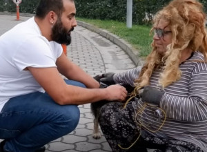"Ovo nije ista osoba": Frizer je u salon uveo uplakanu i zapuštenu ženu, hiljade ljudi komentarišu neverovatnu promenu