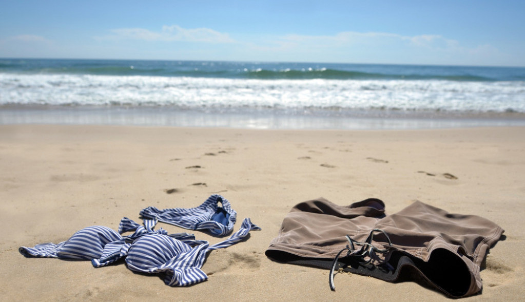 Čarls uslikan go na plaži, i to s devojkom! Fotografije se šire internetom, ljudi ne mogu da veruju da je to uradio