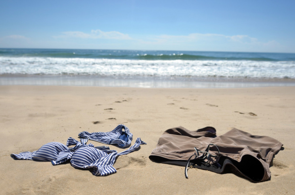 Čarls uslikan go na plaži, i to s devojkom! Fotografije se šire internetom, ljudi ne mogu da veruju da je to uradio
