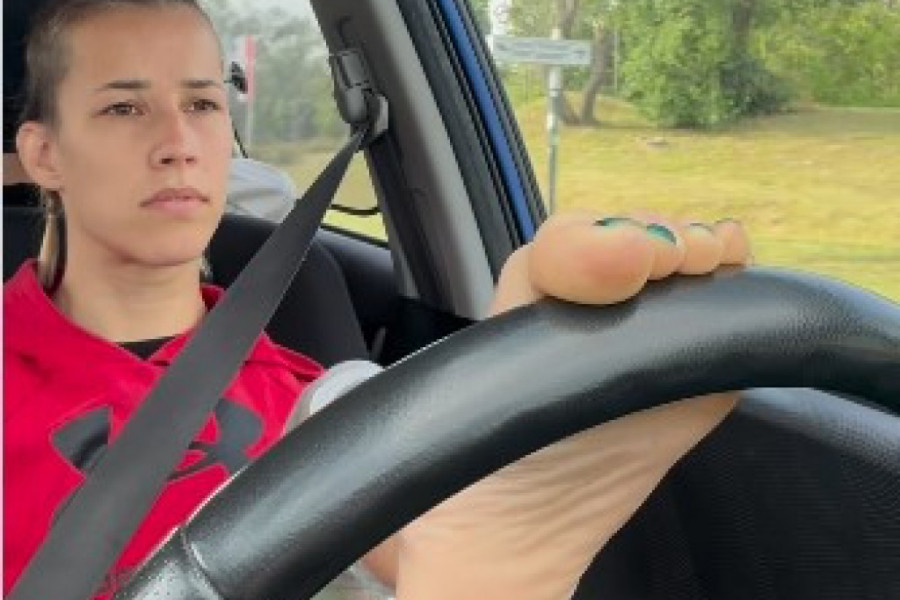Srbija podeljena: "Devojka sa krilima" koja vozi automobil nogama izazvala buru na društvenim mrežama