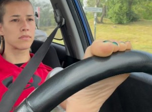 Srbija podeljena: "Devojka sa krilima" koja vozi automobil nogama izazvala buru na društvenim mrežama