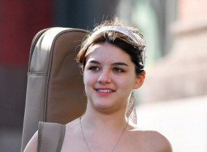 Majica i šorts su savršen par: Ćerka Kejti Holms još jednom potvrdila status modne ikone, očarala fanove ležernim kompletom