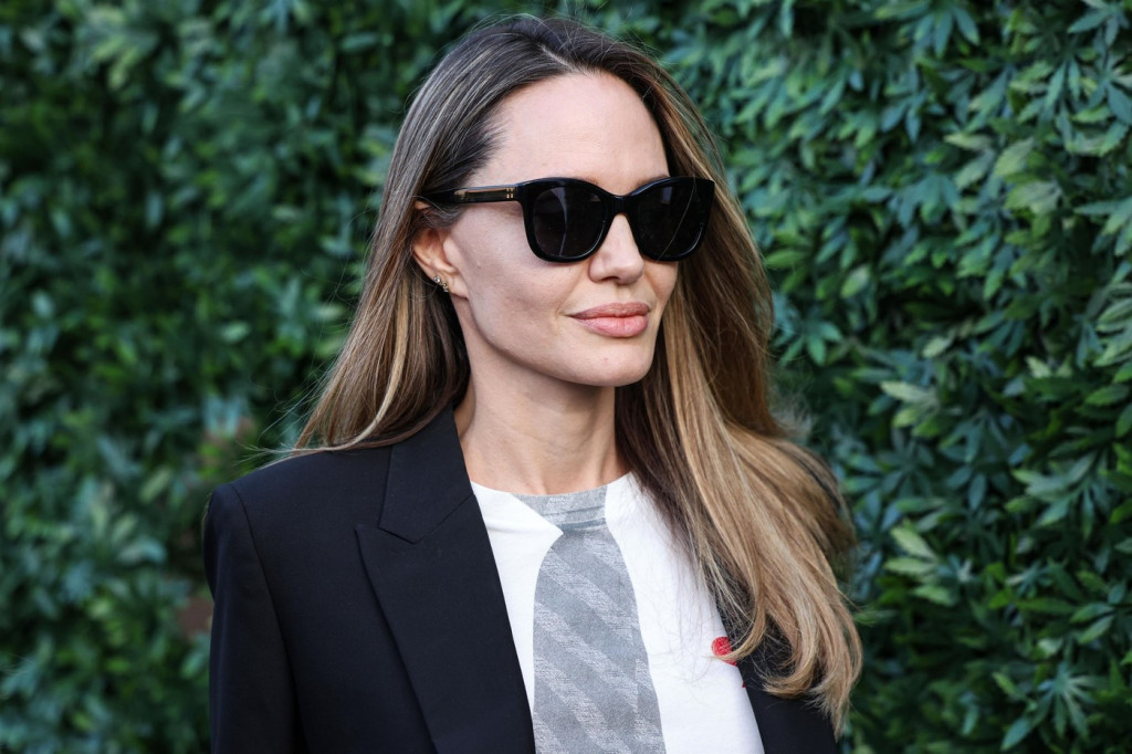 Lepa na tatu: Anđelina Džoli i ćerka Vivijen zablistale na crvenom tepihu, ovo je prva pojava nakon što se odrekla očevog prezimena