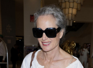 Savršen autfit za proleće: Slavna glumica je izgledala elegantno u lepršavoj majici i pantalonama, a tek kada vidite njene cipele!