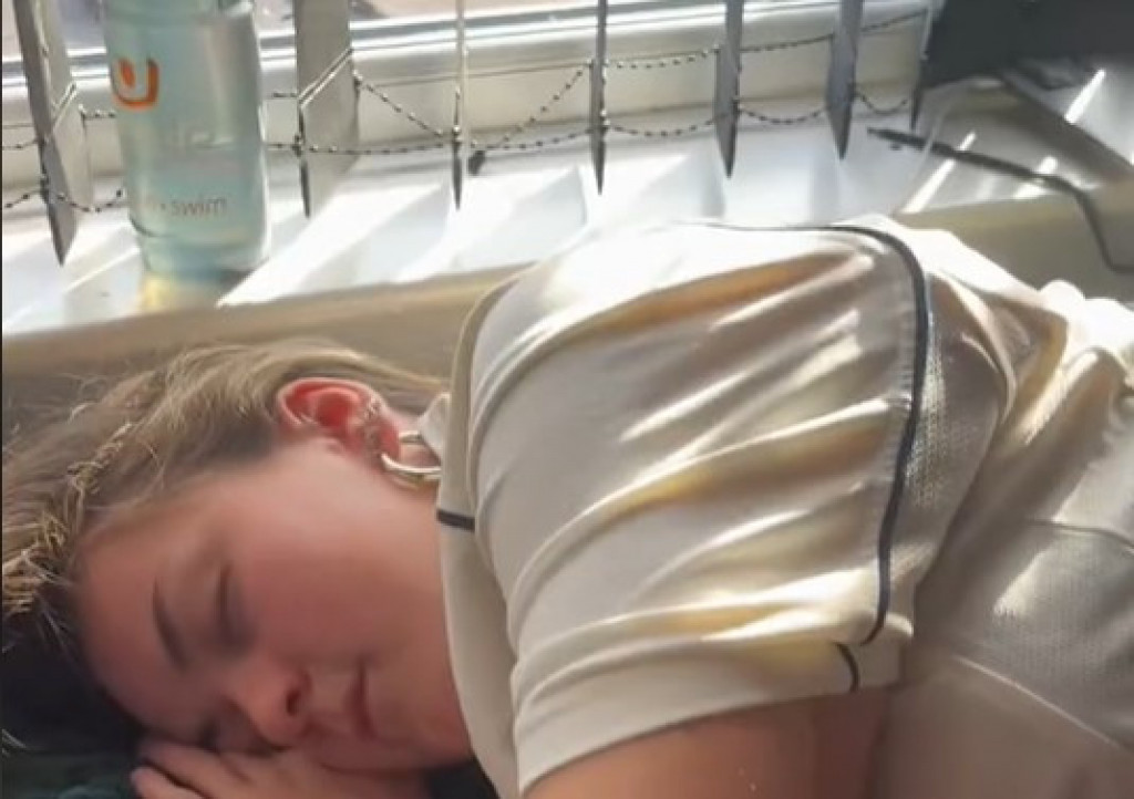 „Platio bih da mi to rade“: Pokazala kako se opušta posle napornog dana na poslu, ljudi oduševljeni!