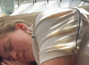 „Platio bih da mi to rade“: Pokazala kako se opušta posle napornog dana na poslu, ljudi oduševljeni!