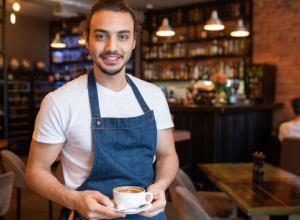 „Daj mi makijato s mlekom“: Konobar ispričao kako sve ljudi naručuju kafu, pa ovo je hit!