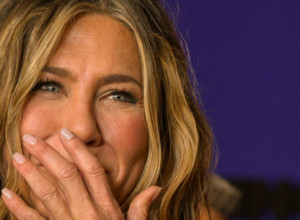 Ne može ni da se nasmeje: Dženifer Aniston slikana posle operacije lica, zategla se kao praćka!