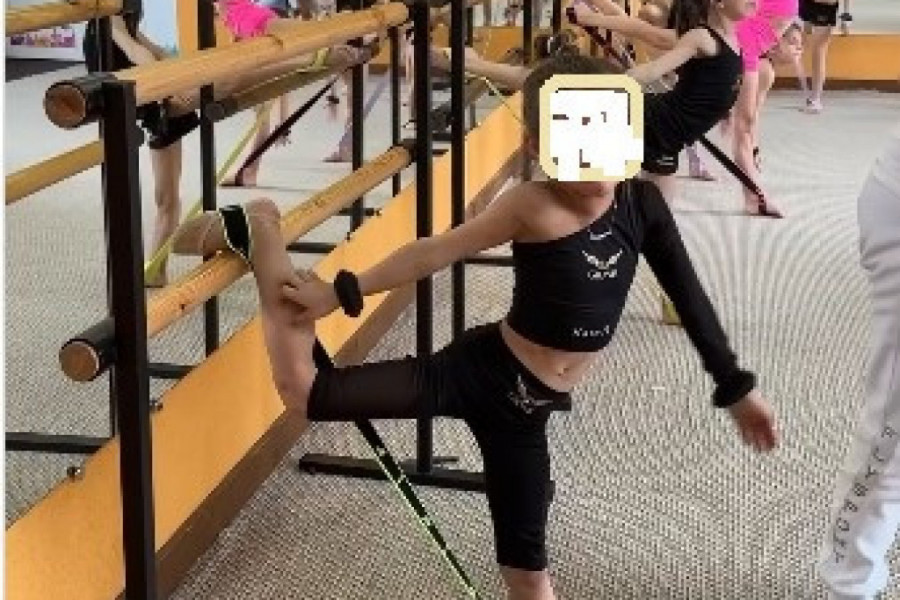 Kad roditelji leče komplekse na deci: Užasan video na kom devojčica vežba i plače, a majka je snima