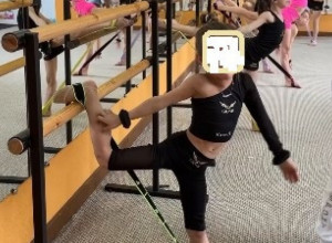 Kad roditelji leče komplekse na deci: Užasan video na kom devojčica vežba i plače, a majka je snima