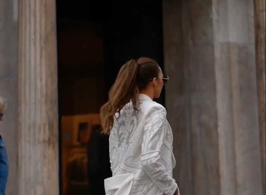 Ima najlepše noge na svetu: Laura je prošetala ulicom u kratkom šortsu, a muškarci su bukvalno trčali za njom!