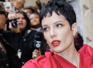 Jedva ostala živa: Čuvena pevačica objavila da se bori sa teškom bolešću, snimila potresan video, ne liči na sebe!