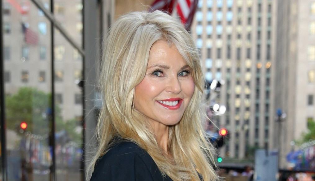 Odeća koja podmlađuje: Kristi Brinkli izazvala pometnju dugom crnom haljinom, idealna je za posao, ali i za šetnju po gradu