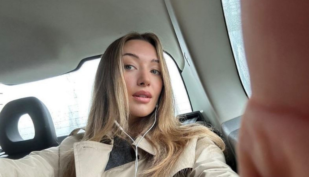 Poznata manekenka srušila internet: Pojavila se u mikro haljini koja jedva prekriva obline,  grudi drži tanki kanapčić