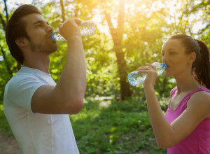 Voda iz plastičnih flaša opasna po vrućini:  Doktor objašnjava zašto ih nije dobro koristiti i šta je rešenje