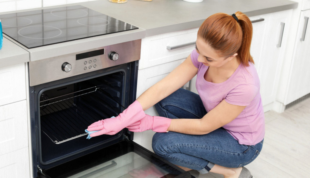 Očistite rešetku iz rerne bez ribanja: Žene koje su probale ovaj trik, tvrde da se skine sva masnoća!