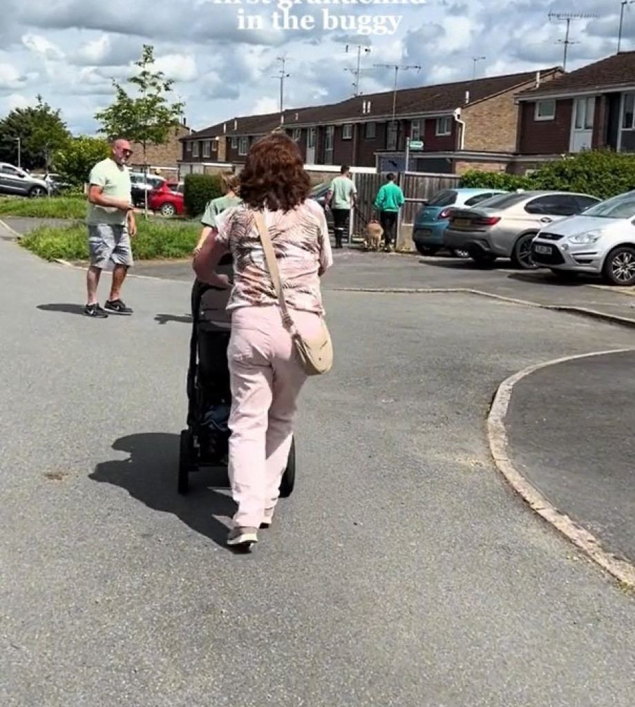 Ona ne hoda, već leti! Baka prvi put izvela unuku u šetnju, nije mogla da sakrije sreću, pa oduševila prolaznike