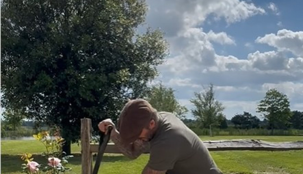 Sve želimo ovakvog baštovana! Viktorija pokazala kako je Dejvid Bekam zgodan čak i kada sadi cveće