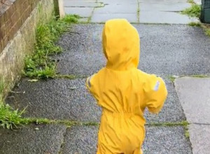 Nema veće sreće: Mama sinu obukla kabanicu i izvela ga na kišu, oduševljeno dete nasmejalo 37 miliona ljudi!