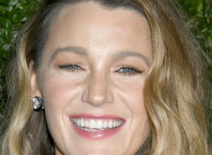 Cvetići za proleće: Blejk Lajvli oduševila u prelepom dvodelnom setu, a tek kada vidite njeno prstenje