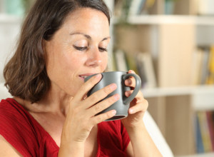 Umesto kafe, bolje ovo popijte: Napici koji pomažu mršavljenje, a lepo će vas razbuditi