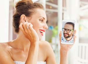 Zaljubila sam se u svoj telefon: Žene u ovoj zemlji su opsednute virtuelnim muškarcima, ne mogu da im odole, a evo i zašto