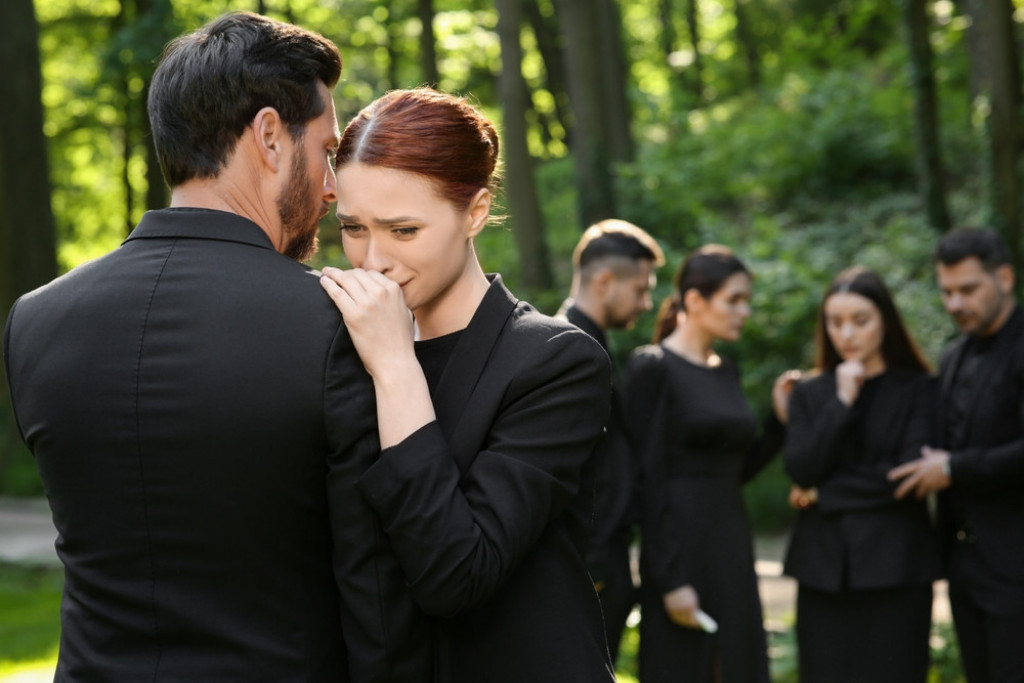 Skandal na sahrani: Svađa komšinica prerasla u tuču, ljudi u šoku, niko ne veruje čime su se bavile