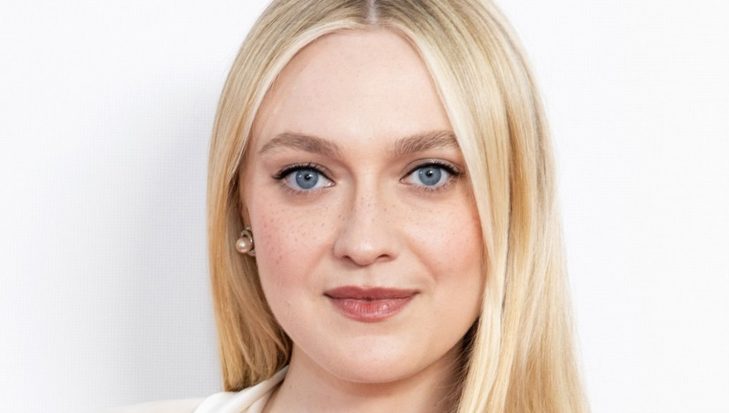 Bluza i suknja su savršen par: Glumica Dakota Faning zablistala u svečanoj kombinaciji koja može da se nosi svakog dana