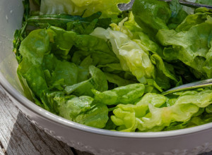 Kako da zelena salata ne uvene: Čuvajte je na ovaj način, ostaće sveža mesec dana!