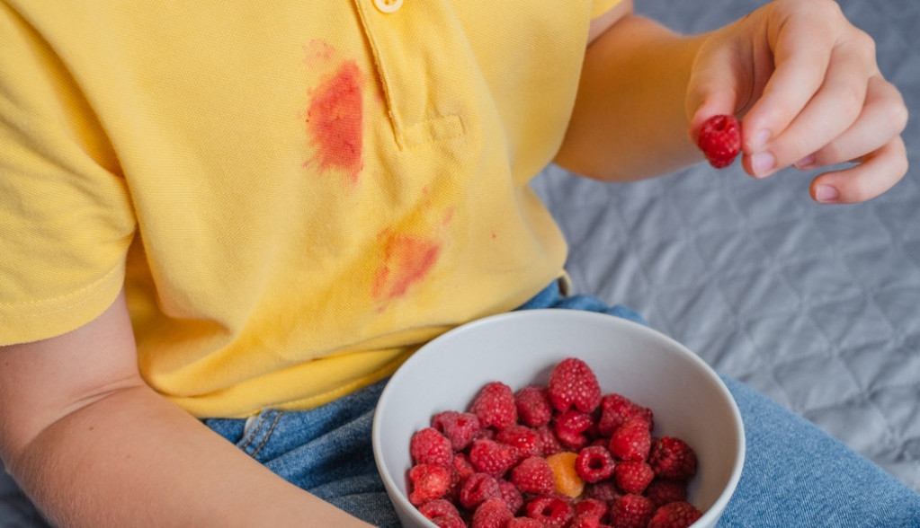 Čišćenje fleka od voća: Uklonite mrlje sa odeće pomoću bakinih trikova, provereno rade!