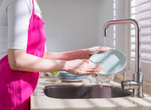 Proverila je više puta: Žena uvek ovako pere sudove, jer tako štedi struju i vodu, a time i novac