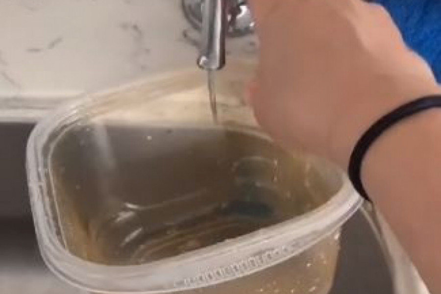 Stalno se nervirate zbog masnih tragova na plastičnim posudama? Evo trika koji će vam pomoći da ih uklonite za manje od minut