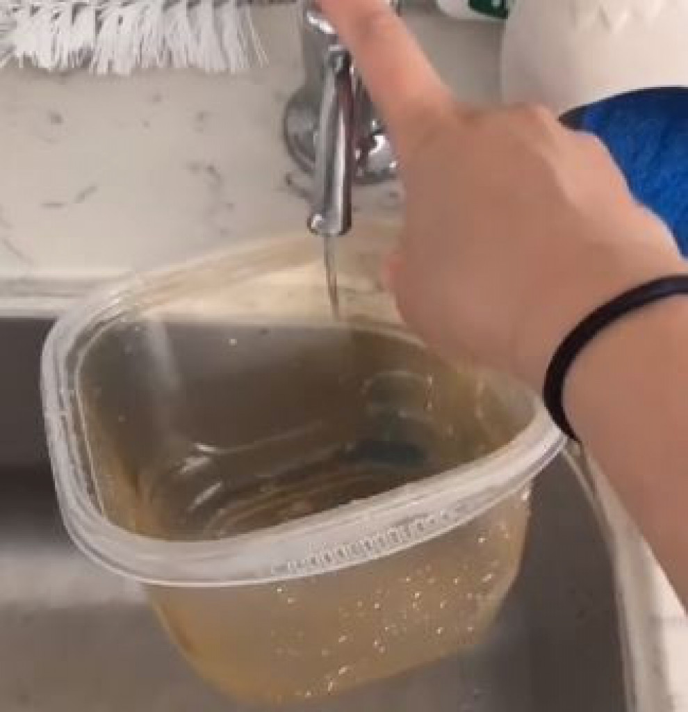 Stalno se nervirate zbog masnih tragova na plastičnim posudama? Evo trika koji će vam pomoći da ih uklonite za manje od minut