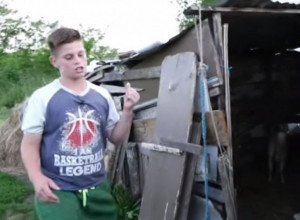 Dragiša čuo za tešku sudbinu dečaka Radoja, pa odlučio da mu sagradi kuću: Ona koja ga rodila nije ga htela, baku zove mamom, njegova priča rasplakala Srbiju