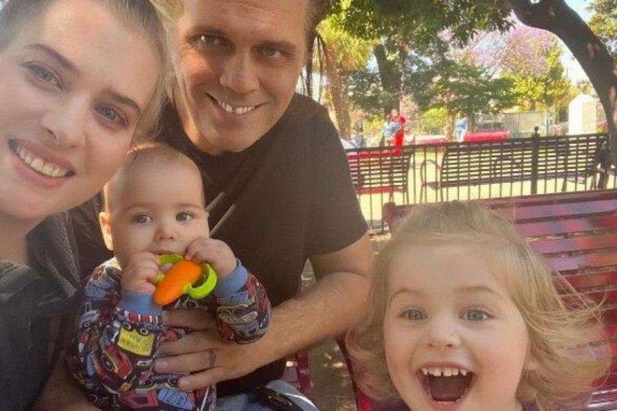 "Joj, vidi mi frizure": Legendarni Čombe oduševio porodičnom fotografijom, "otac za poželeti"