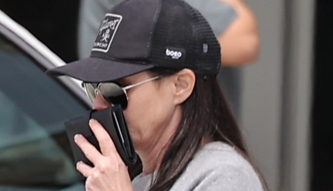 Dok sprema haljinu za sahranu, on je bezočno vara: Glumica koja umire ostala bez para i tuži muža da plati