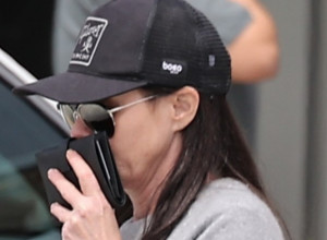 Dok sprema haljinu za sahranu, on je bezočno vara: Glumica koja umire ostala bez para i tuži muža da plati