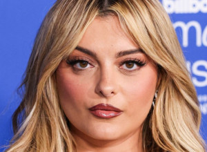 Možda sam debela, ali je i moj novčanik: Slavna pevačica pokazala obline na plaži, jedva smo je prepoznali!