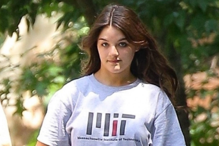 Dohvatili se u parku: Suri Kruz pokazala novog dečka, mreže uzavrele nakon ovog trenutka