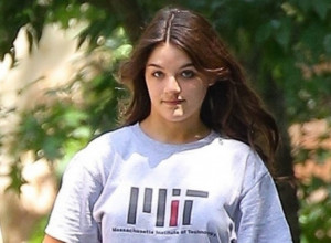 Dohvatili se u parku: Suri Kruz pokazala novog dečka, mreže uzavrele nakon ovog trenutka