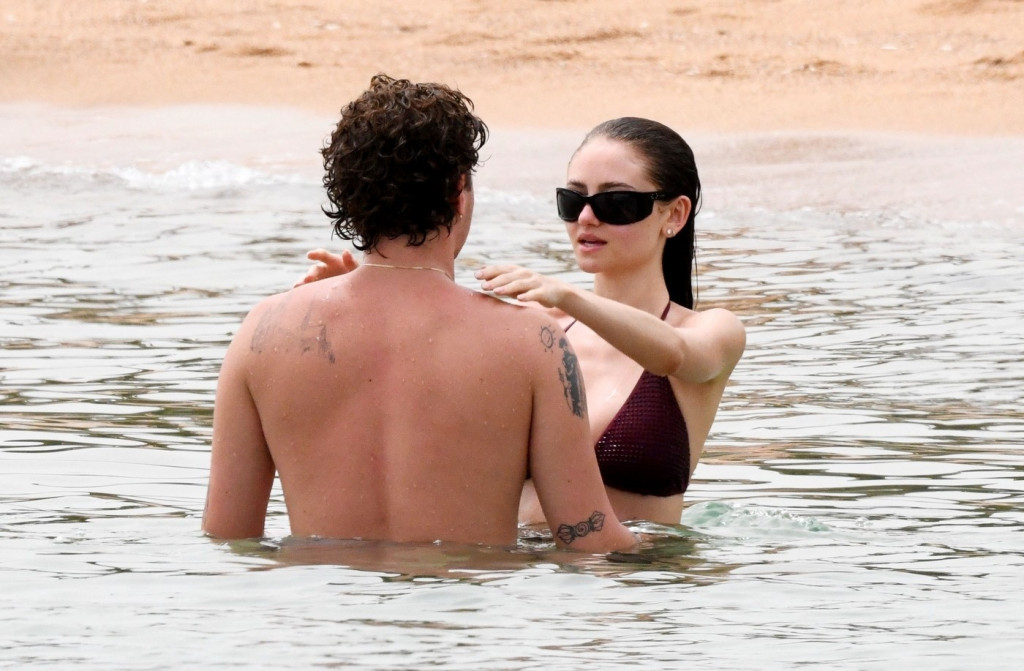 Naslednica supermodela svojim oblinama nije samo zavrtela pamet svom dečku, već svima na plaži: Prošetala u minijaturnom bikiniju, a telo da ti pamet stane